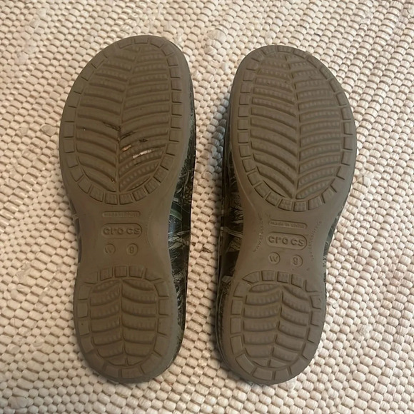 Crocs Women’s 9 Camo Slide On Waterproof - Picture 6 of 7